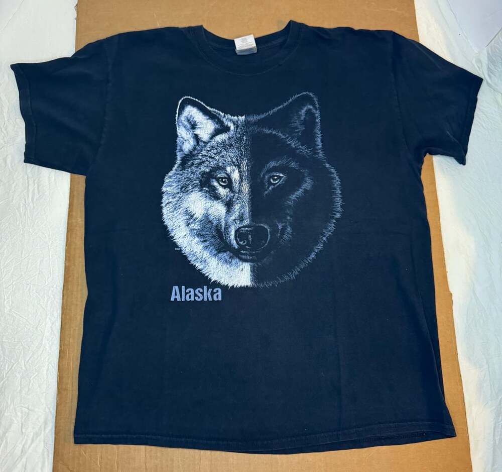 VTG Gildan Alaska Wolf Print T-Shirt Size L Black Cotton